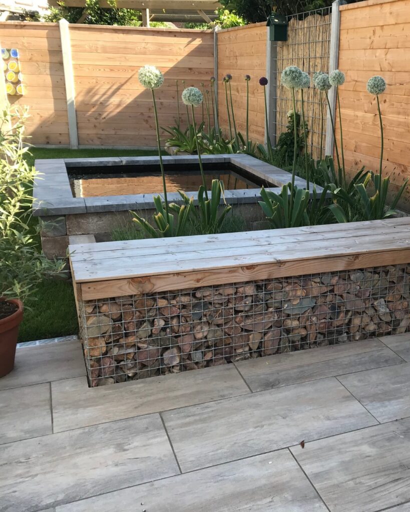 Plantenbakken van luxe hout en steen in een tuin
