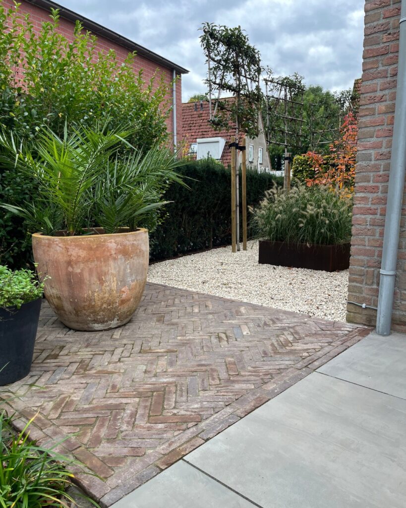 Sierlijke plantenbak in groene tuin