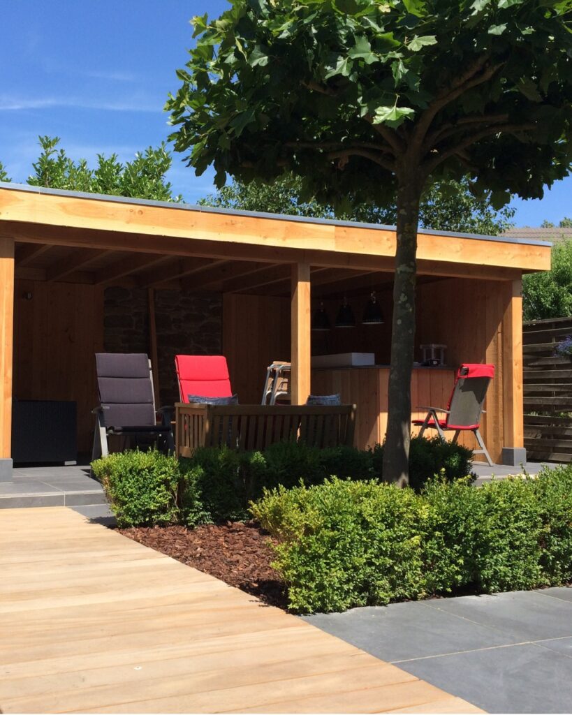 Houten veranda met kleurrijke tuinmeubelen