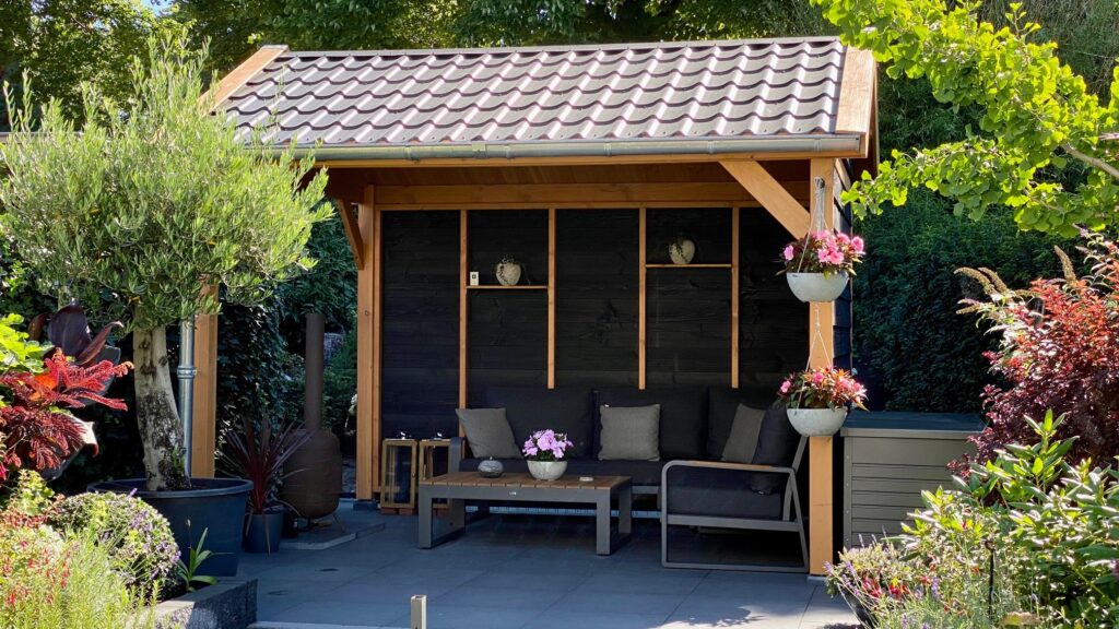 Zadeldak in een moderne tuin met luxe looungeset
