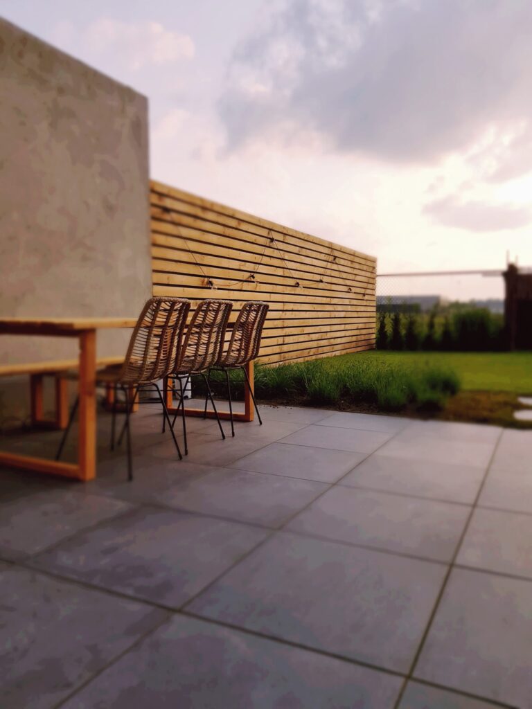 Houten terrasoverkapping met loungehoek